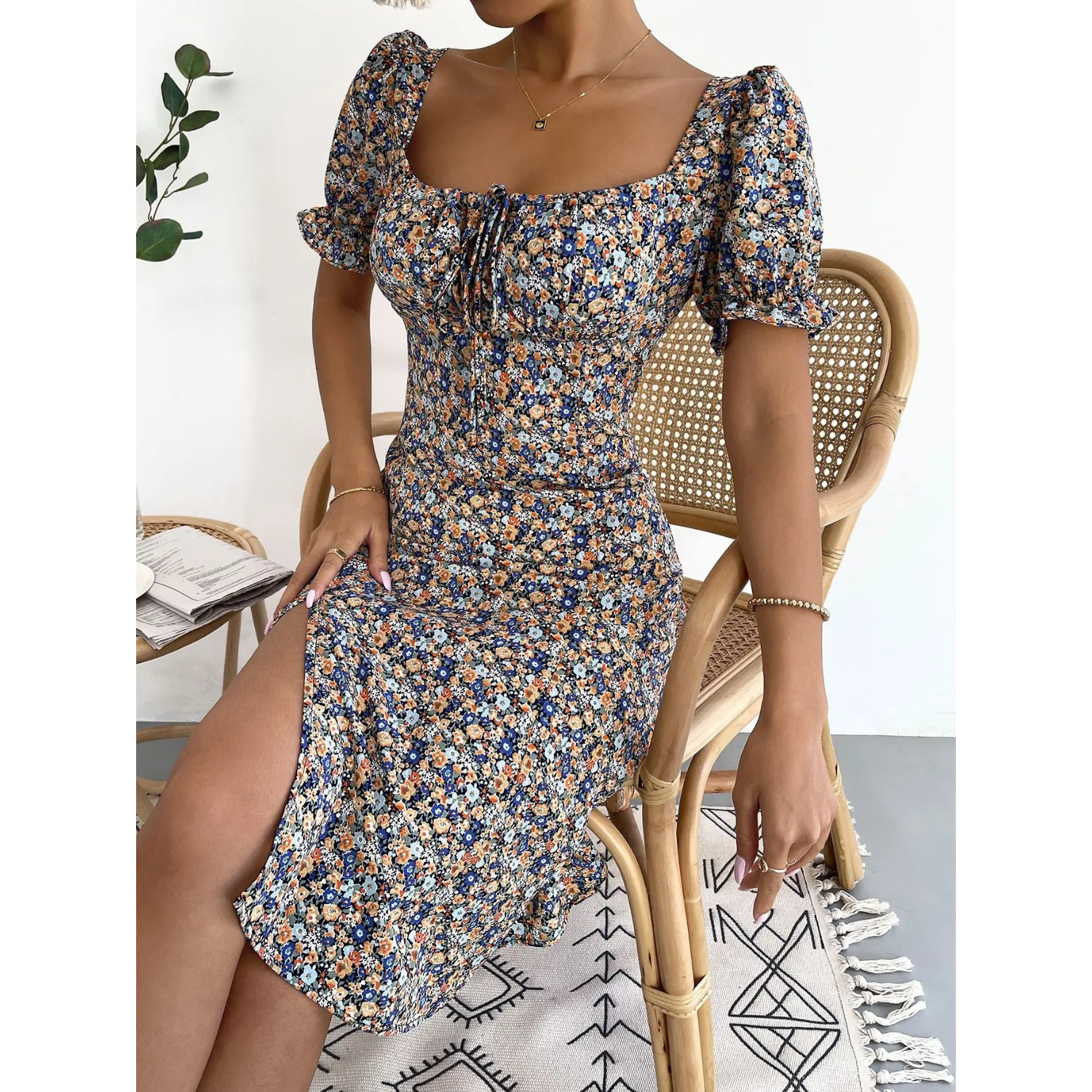 Scottie l Sommerliches Geblümtes Bodycon-Kleid mit V-Ausschnitt und Gürtel