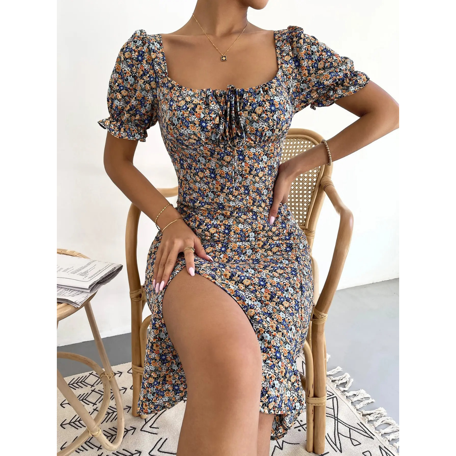 Scottie l Sommerliches Geblümtes Bodycon-Kleid mit V-Ausschnitt und Gürtel