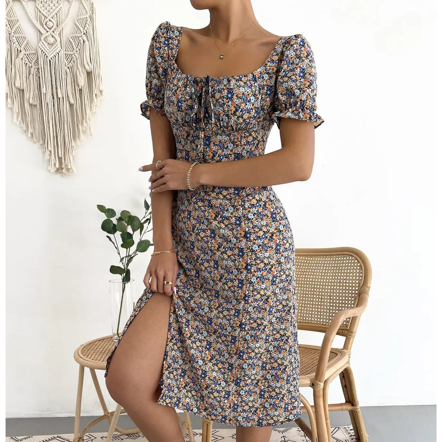 Scottie l Sommerliches Geblümtes Bodycon-Kleid mit V-Ausschnitt und Gürtel