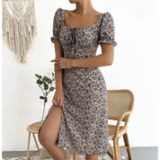 Scottie l Sommerliches Geblümtes Bodycon-Kleid mit V-Ausschnitt und Gürtel