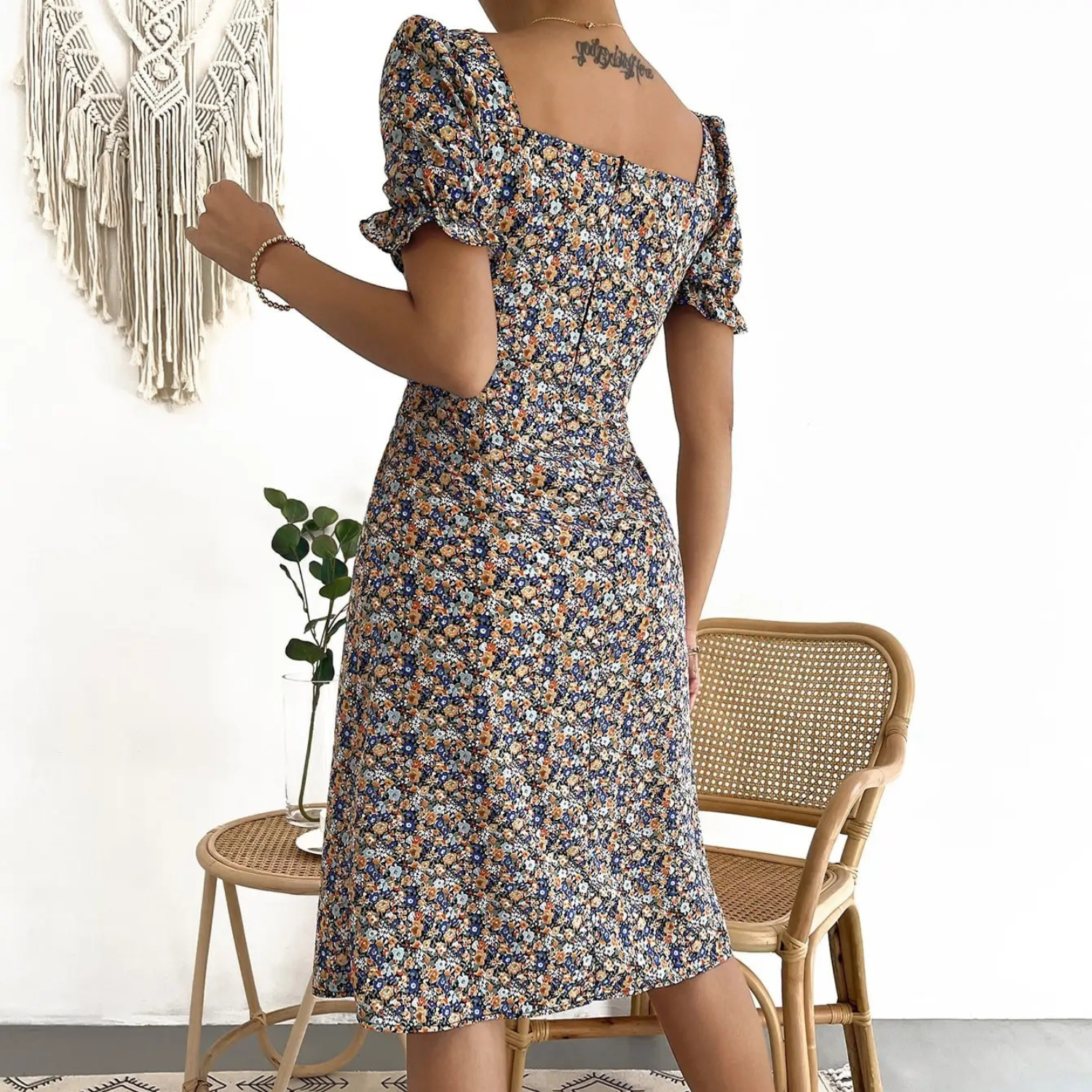 Scottie l Sommerliches Geblümtes Bodycon-Kleid mit V-Ausschnitt und Gürtel