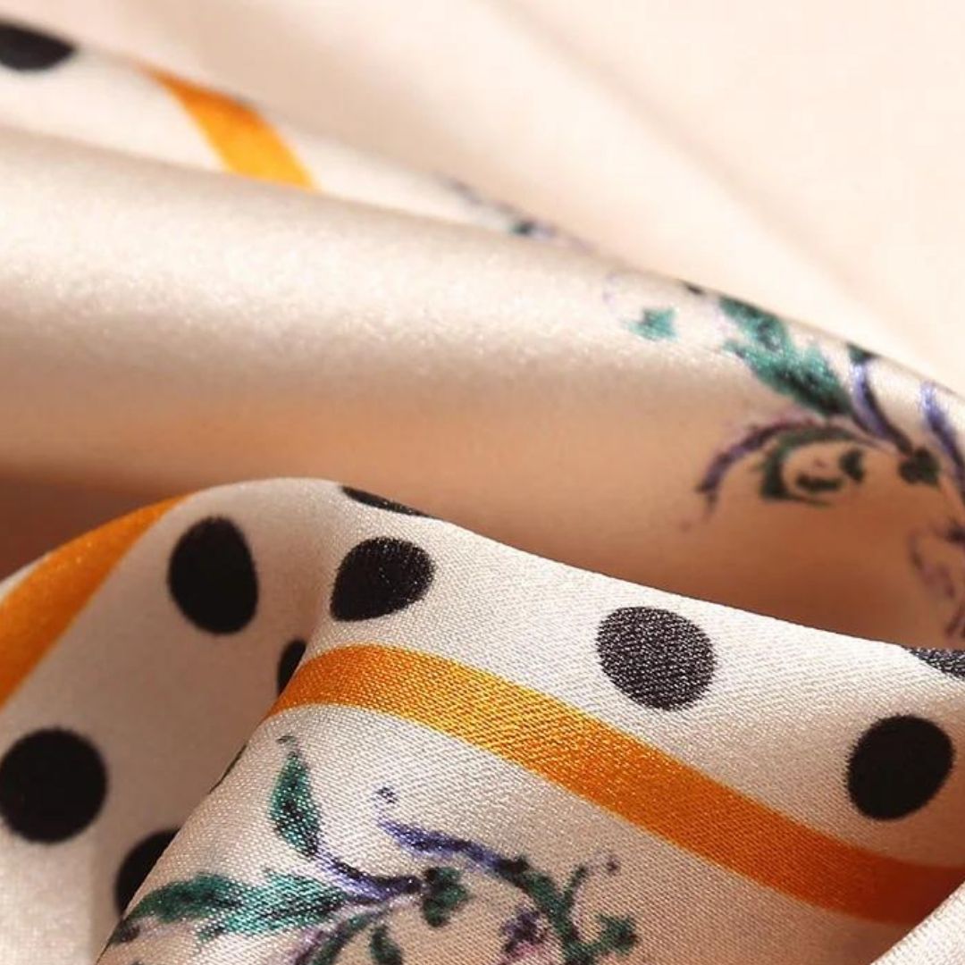 Seda | Satinbluse mit Spitzendetails und Blumenmuster
