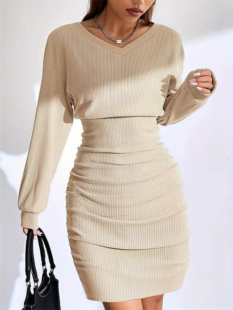 Kira l Solides Kleid mit schmalem V-Ausschnitt und Rüschen