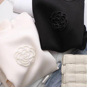 Blossom | Minimalistischer Blumen-Damenpullover mit Rundhalsausschnitt