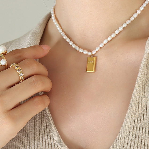 Hannica l Elegante Süßwasserperlenkette mit geometrischem Anhänger - Muttertagsgeschenk