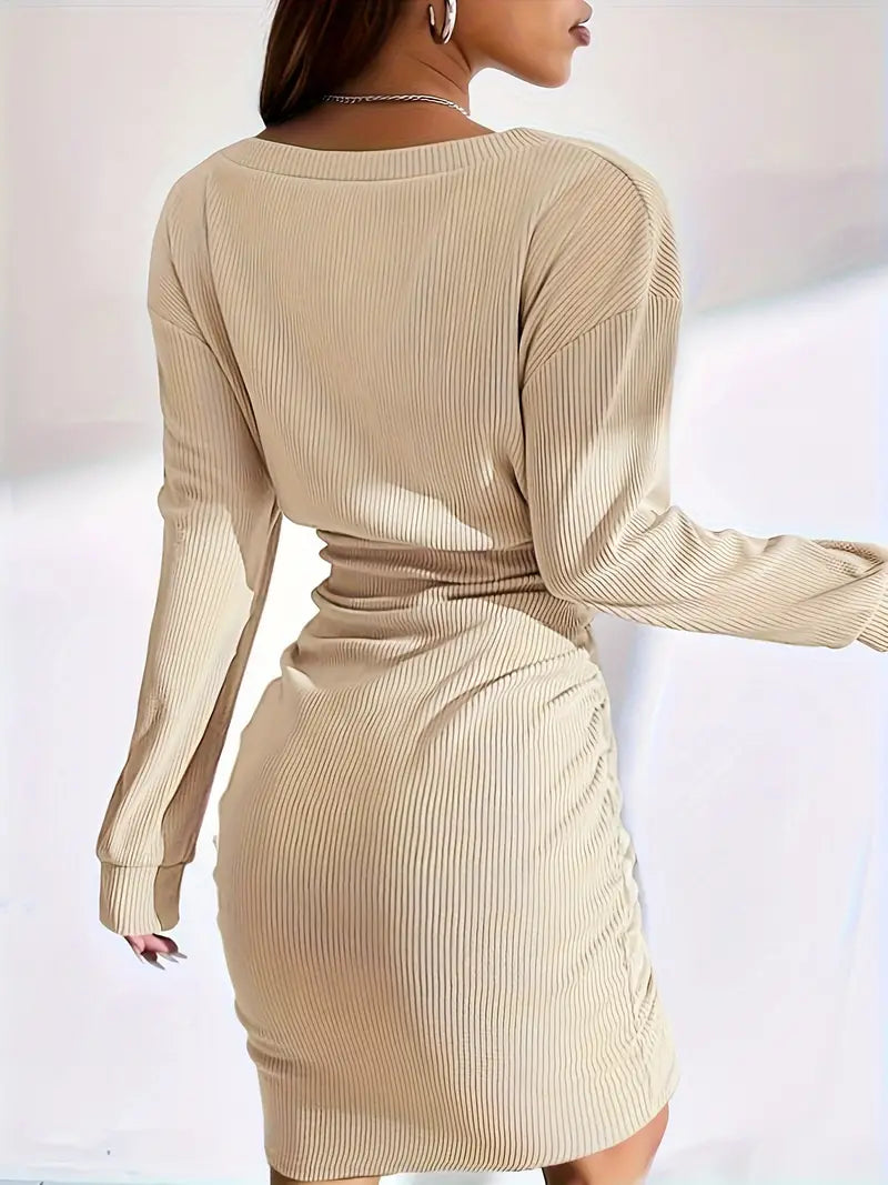 Kira l Solides Kleid mit schmalem V-Ausschnitt und Rüschen
