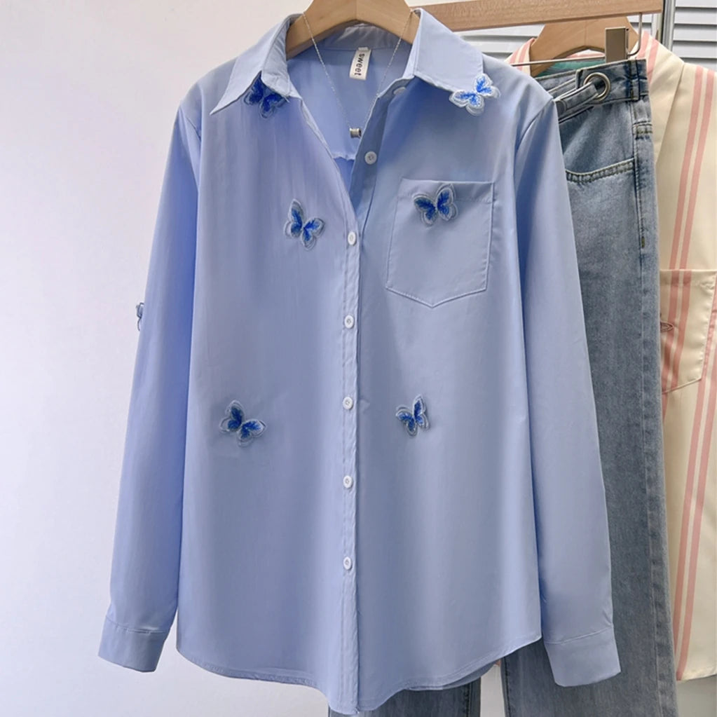 Mariah Leonel l Frühlingsbluse mit besticktem Schmetterling für Damen