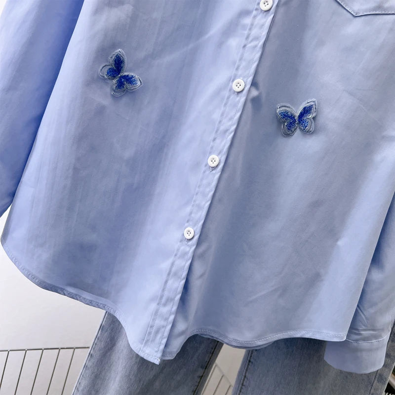 Mariah Leonel l Frühlingsbluse mit besticktem Schmetterling für Damen