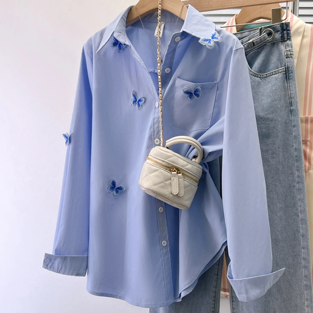 Mariah Leonel l Frühlingsbluse mit besticktem Schmetterling für Damen
