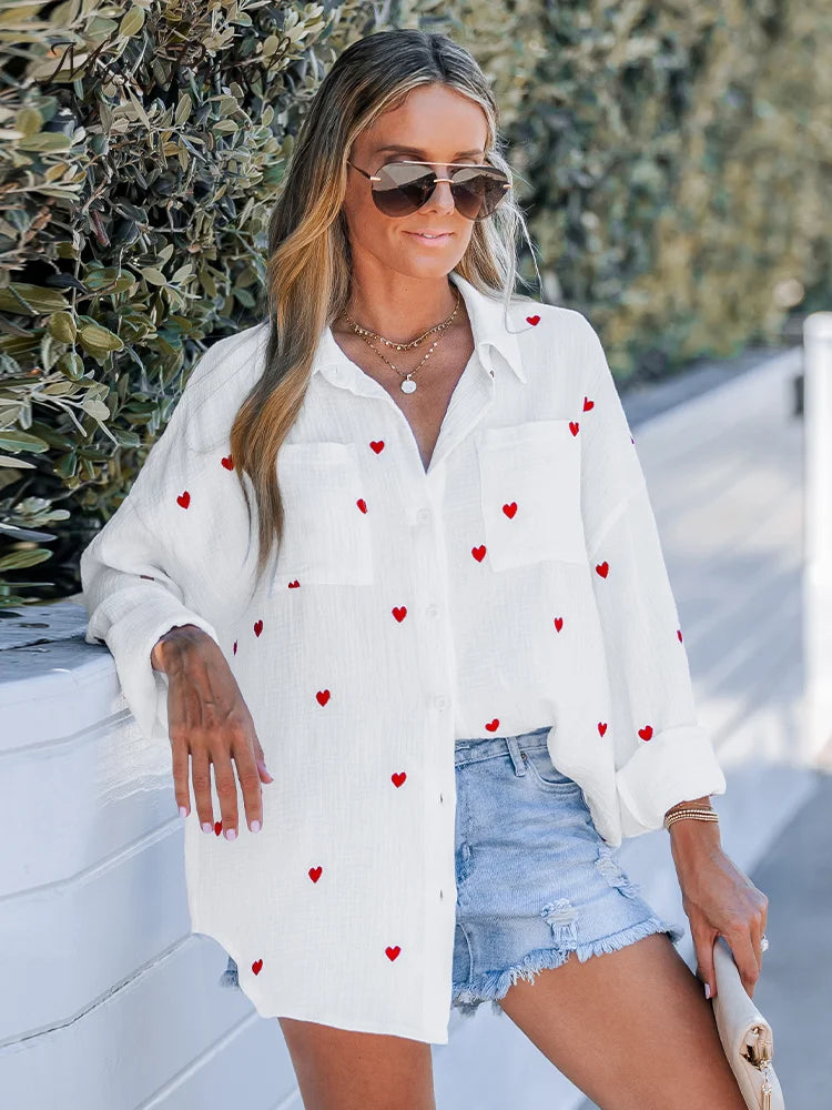 Ruby | Lässige Frühlingsbluse mit besticktem Herz für Damen
