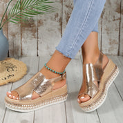 Martina | Stilvolle goldene Keilsandalen mit offener Zehenpartie
