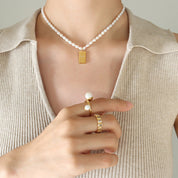 Hannica l Elegante Süßwasserperlenkette mit geometrischem Anhänger - Muttertagsgeschenk