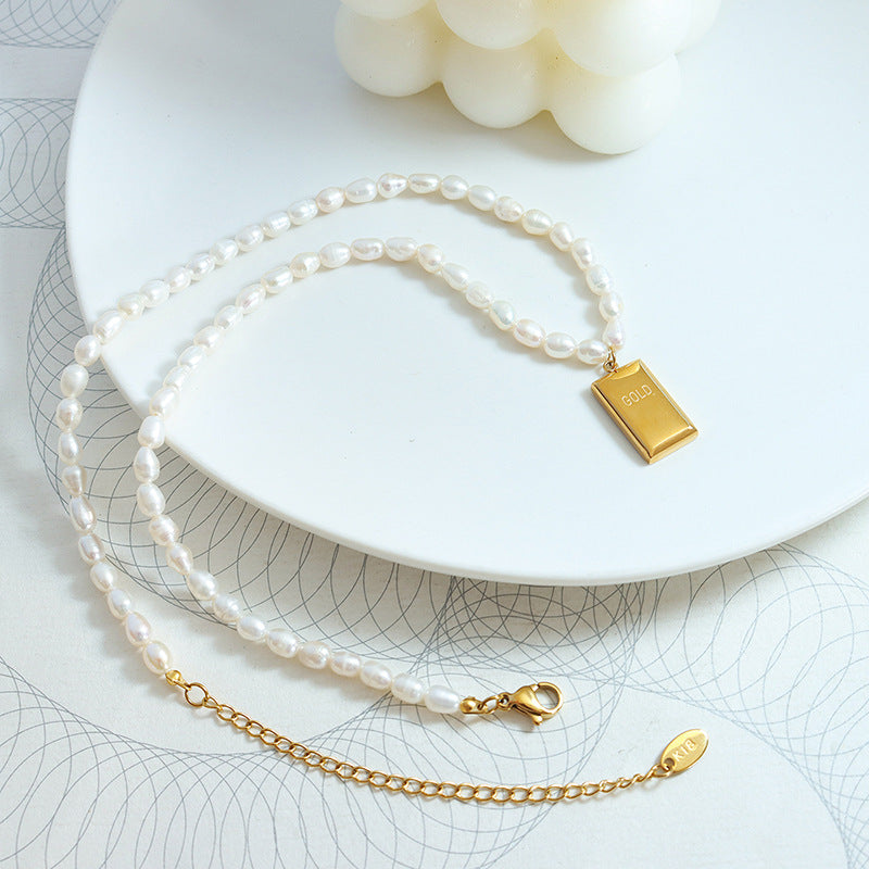 Hannica l Elegante Süßwasserperlenkette mit geometrischem Anhänger - Muttertagsgeschenk