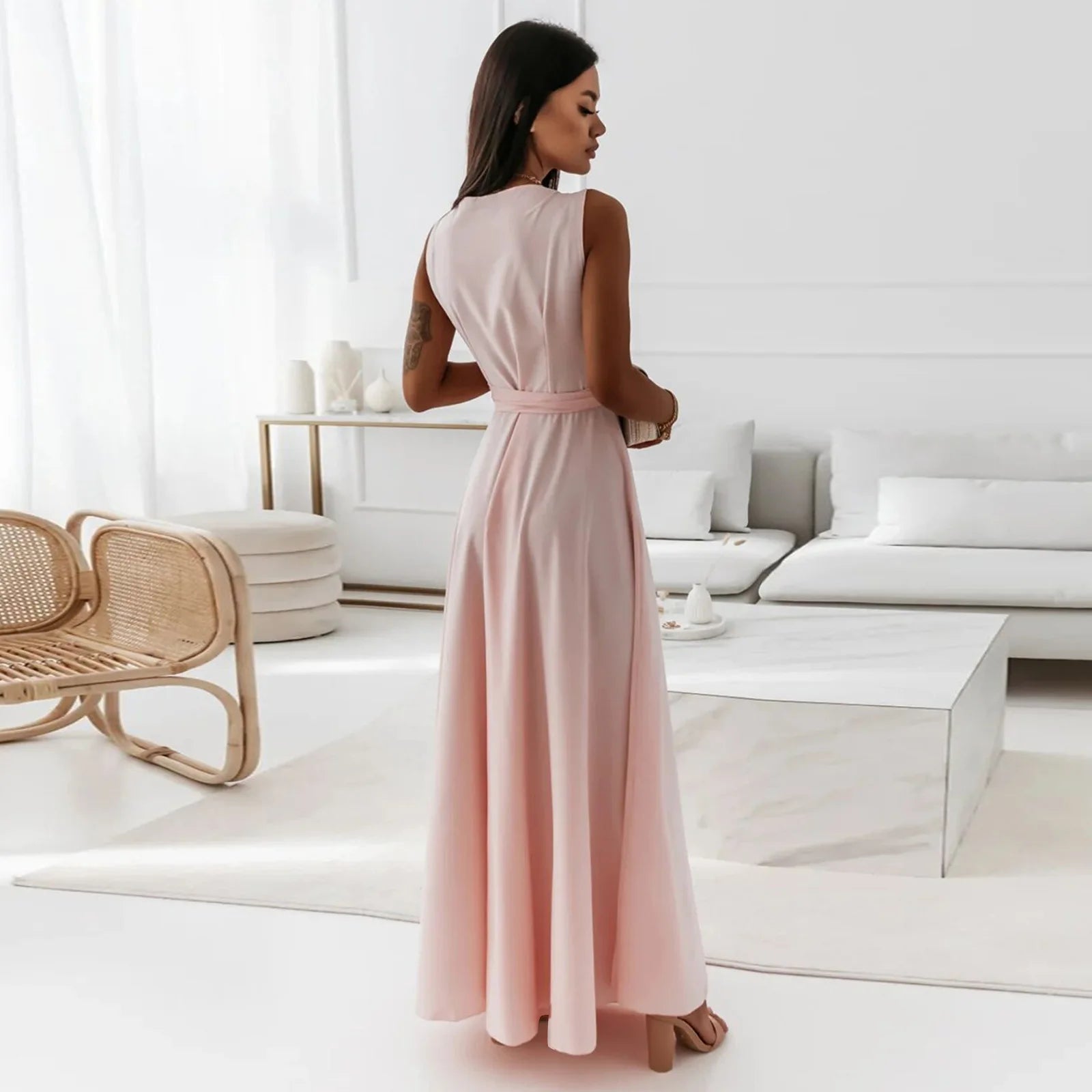 Odette l Elegantes Satin Maxikleid für Damen mit tiefem V-Ausschnitt