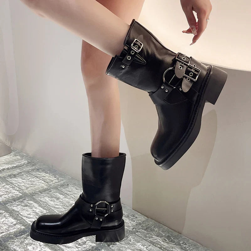 Clov l Halbhohe Lederstiefel mit Schnallenriemen