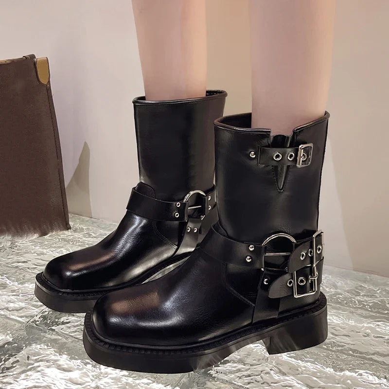 Clov l Halbhohe Lederstiefel mit Schnallenriemen