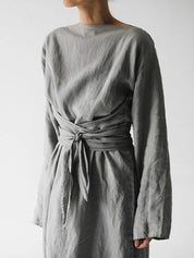 Harajuku-inspiriertes Maxikleid aus Leinen mit Taillenband und Ärmeln | Florianne