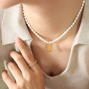 Hannica l Elegante Süßwasserperlenkette mit geometrischem Anhänger - Muttertagsgeschenk