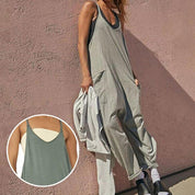 Alyssa l Minimalistischer Overall mit Taschen und V-Ausschnitt