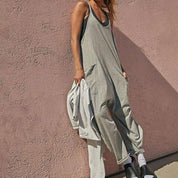 Alyssa l Minimalistischer Overall mit Taschen und V-Ausschnitt