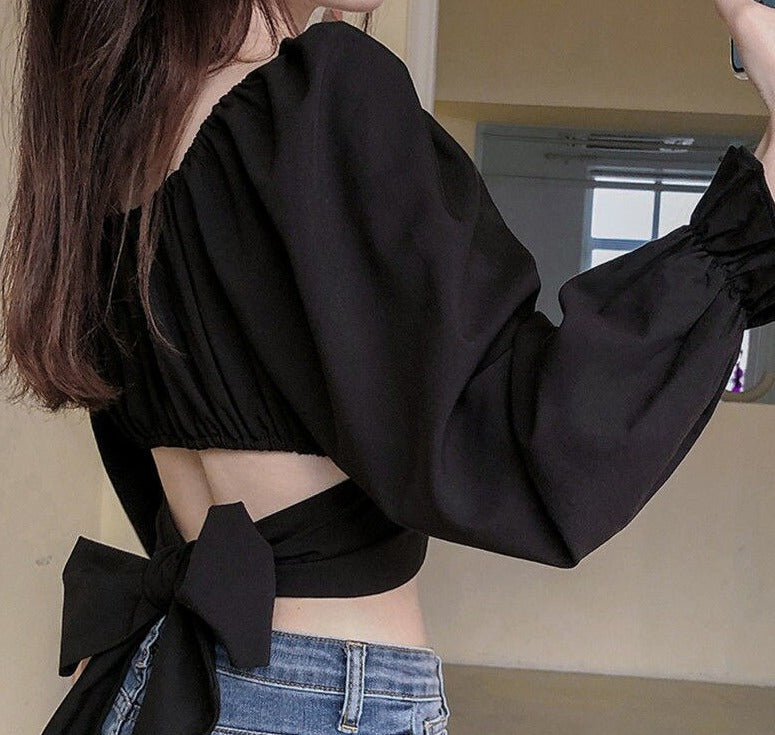 Bluse mit einer gebundenen Schleife auf dem Rücken