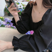 Bluse mit einer gebundenen Schleife auf dem Rücken