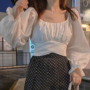 Bluse mit einer gebundenen Schleife auf dem Rücken