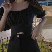 Bluse mit einer gebundenen Schleife auf dem Rücken